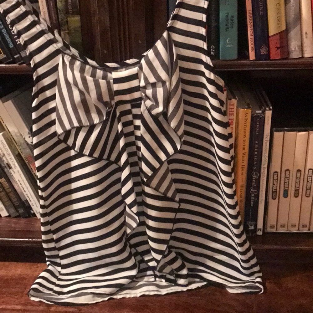 Ladies top - Picture 3 of 3